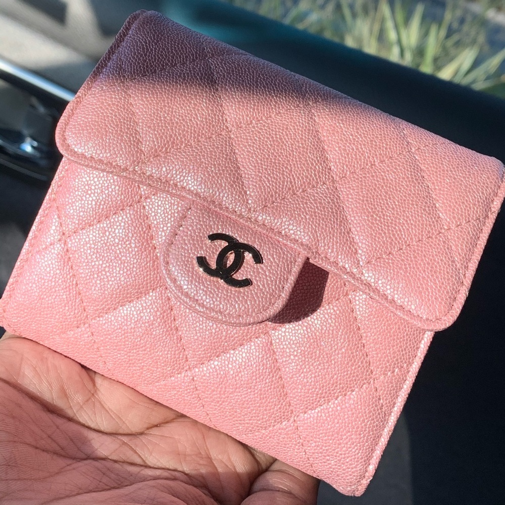 ✖️SOLD✖️Chanel 19S iridescent tri fold wallet 🌸